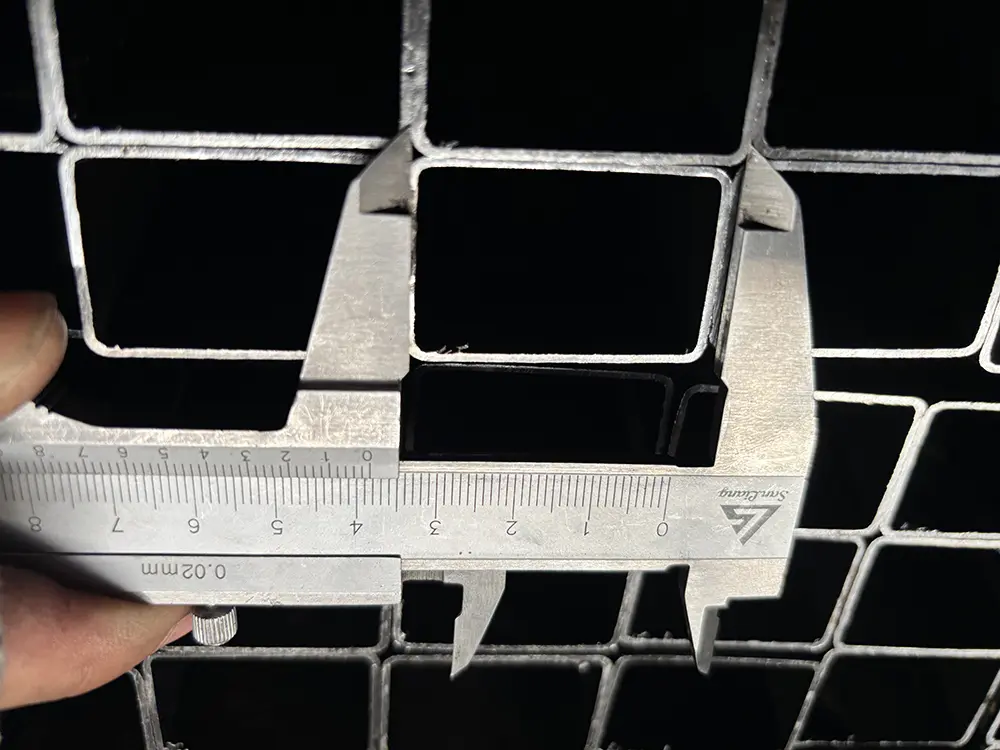 High Quality Q235 Q195 Welded Black Rectangular Steel Pipe (2)